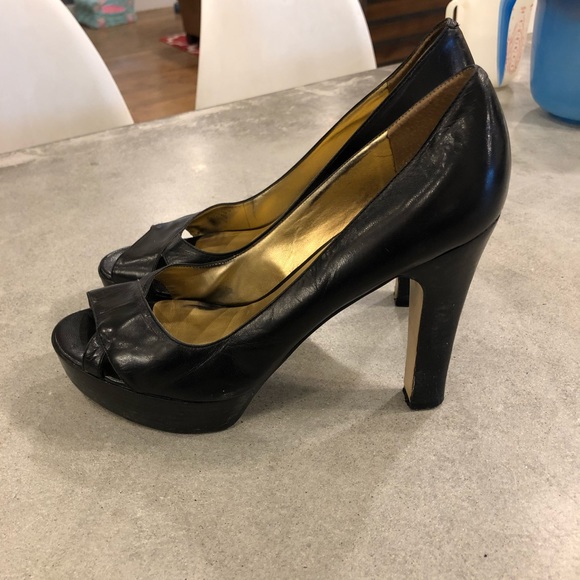 Cute black heels with a peekaboo toe - Picture 3 of 4